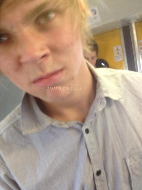 5SecsOfBanging's tweet photo. ""You only like him for his looks"" http://t.co/ill6lHbgSv