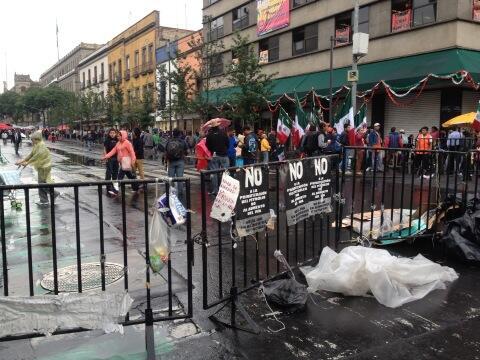 ExpansionMx's tweet photo. FOTO: Barricadas cerca del Zócalo de la Ciudad de México, donde la #CNTE comienza a retirarse http://t.co/XcH5v4PBRS http://t.co/bjQANFVfko