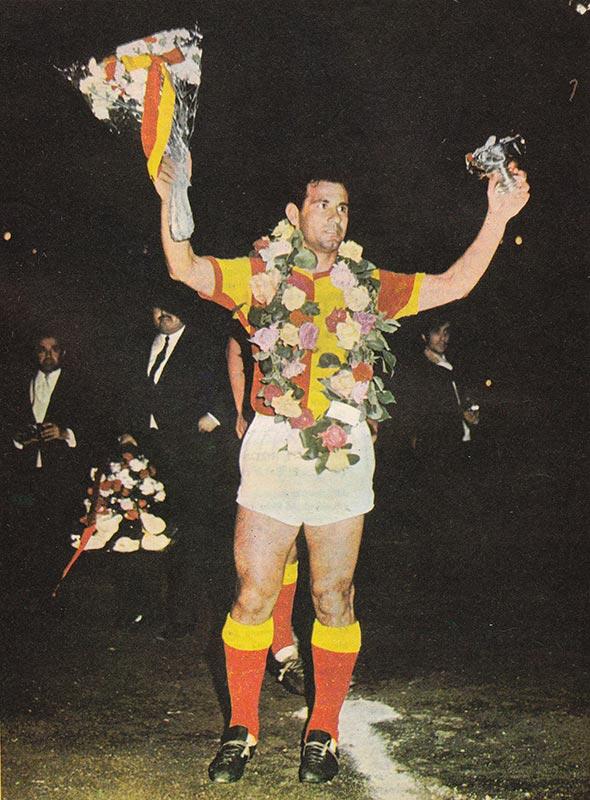 GalatasaraySK's tweet photo. Parçalı - Beyaz - Kırmızı! Aynı METİN gibi... http://t.co/1HIzJLvKwh