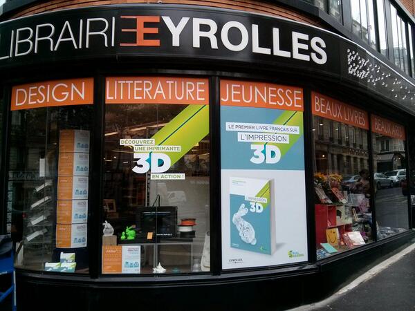 Eyrolles's tweet image. "Ca y est je suis en vitrine à coté d'une @makerbot prêtée par @LeFabShop et des objets de @sculpteo"  #impression3D