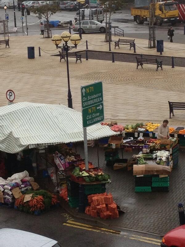 Think confused visitors to #Bantry would have appreciated these new road signs about 10 weeks ago? <a href="/Corkcoco/">Cork County Council</a>, NRA