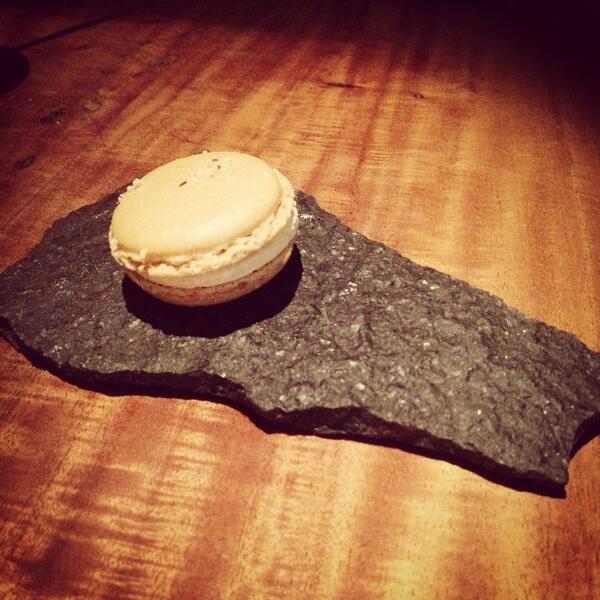 Gabrielzzzz's tweet photo. Free hazelnut macaron @pipiltincocoa http://t.co/0ckSB8GkH6