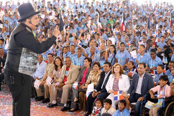 VargasOsvaldoMa's tweet photo. Llego la hora de diversión!! Mi mago preferido @MagoGody en la #ConstitucionInfantilRD Constanza @AbelMartinezD_ http://t.co/vdssoNdZ3g
