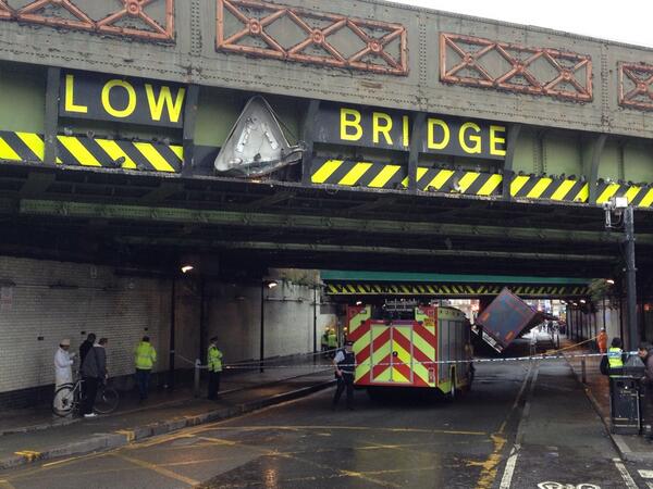 TheeTweets's tweet image. Someone didn't read the sign.