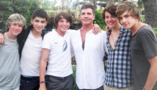 allthelover's tweet image. #CoberturaFestaDoNiall foto exclusiva do Niall com os minos e com o Simon na festa.