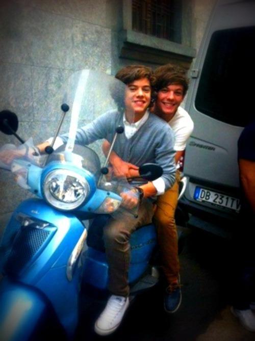 whoihelen's tweet image. #CoberturaFestaDoNiall Harry e Louis chegando na festa do Niall à algumas horas atrás