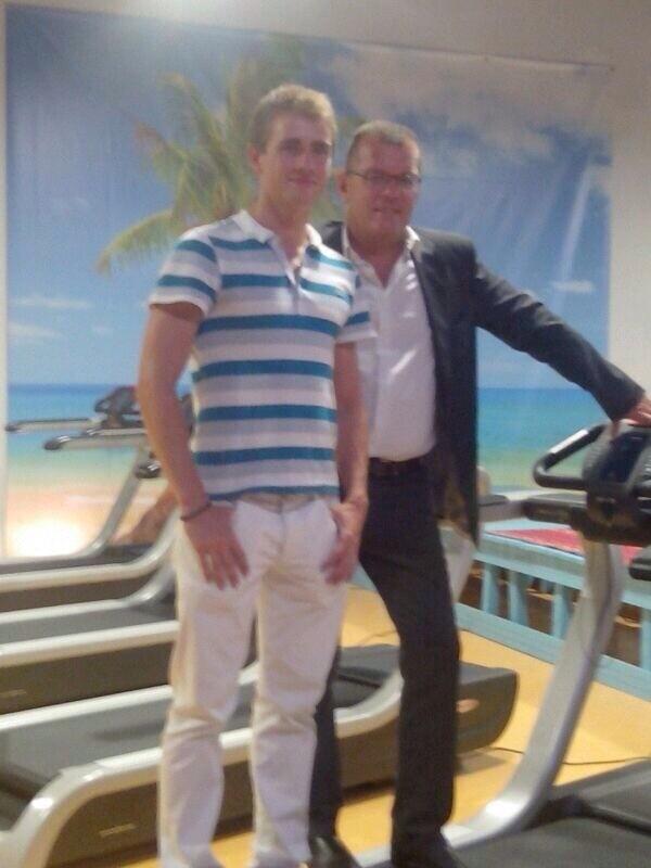 BodeguitaFitnes's tweet photo. Bien dans son sport! #Inauguration #Fitness #Maire #SteGen #Zumba #Muscu #Salsa #Latino #Sport http://t.co/SHEshlPmsm