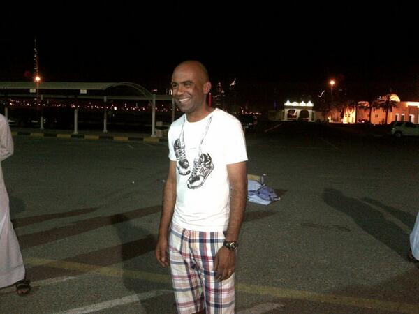 waslaawy10's tweet photo. صورة : #اوليفيرا يشارك جماهير الوصل تجهيزات اليوم الاخير قبل لقاء الشارقه #الوفي_دومه_وفي http://t.co/oEfl1tTffb