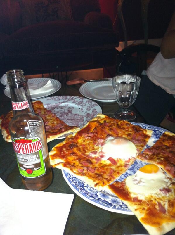 zaballos_andres's tweet photo. Y este es el resultado de la cenita @MarcosBlanch @amppg5 @ireneroro @alejandraccbb http://t.co/9q0hrCYgHm