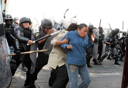 #AlertaRevolución Comienza agresión a manifestantes en las calles aledañas al Zócalo #CNTEseQueda <a href="/Revolucion3_0/">Revolución 3.0</a> RT