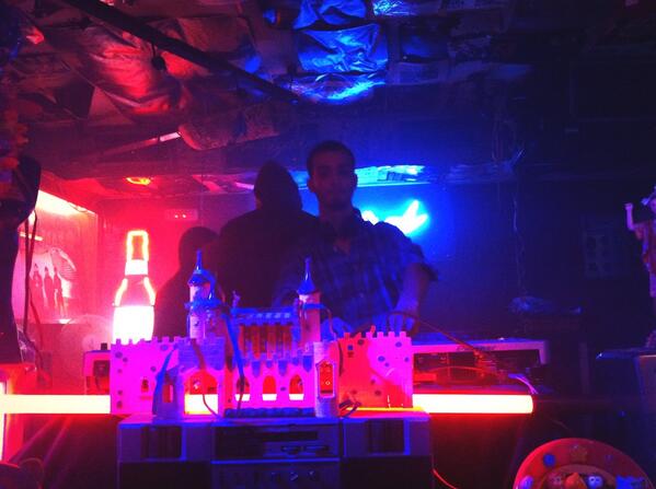 SalaMariscal's tweet photo. Mariscal és un festival!! Grans @ALGOMASDURO!! #festival #electro #music #nowplaying http://t.co/NCnuIVlaGR