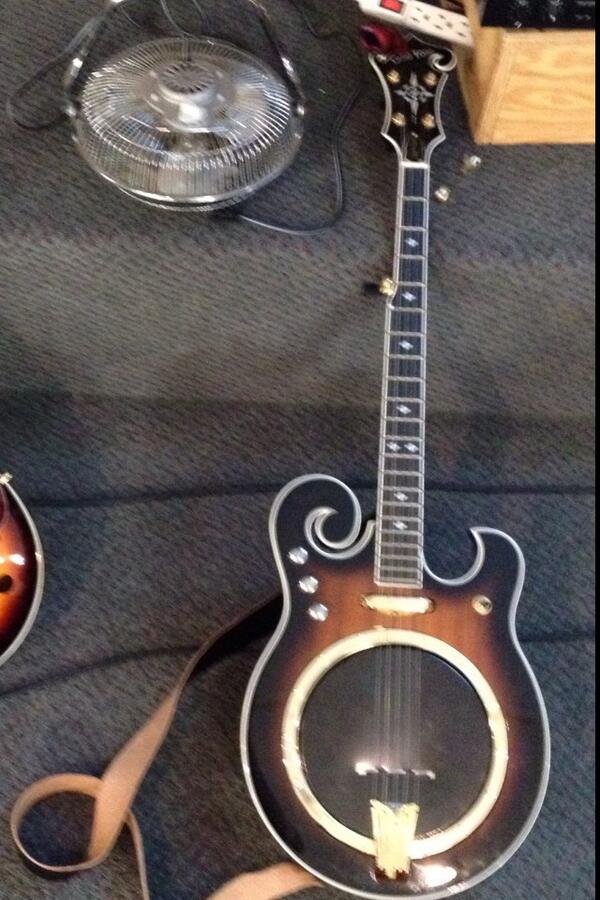 Electric banjo for sale: hard shell case included. Looking for 800