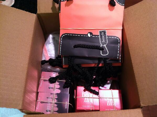 sashanatkinss's tweet image. Got my box!!! #lashbash @BenefitBeauty @ipsy