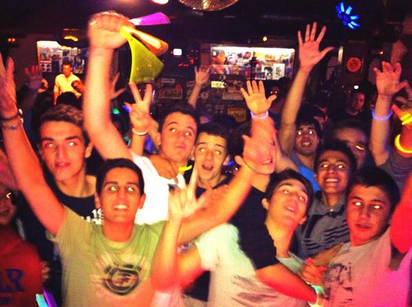SalaMariscal's tweet photo. .@ALGOMASDURO és sinònim de festa!! Hi sou? #AMDmariscal http://t.co/aRt0jfZrTv