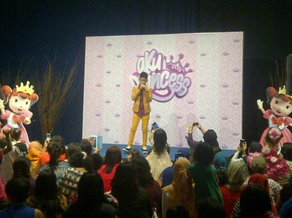 kevinrds_'s tweet photo. "@OfficialRCTI: Kakak Bagas @2013_idolacilik datang menghibur para peserta audisi #AkuPrincess http://t.co/EfViwB5gQh"