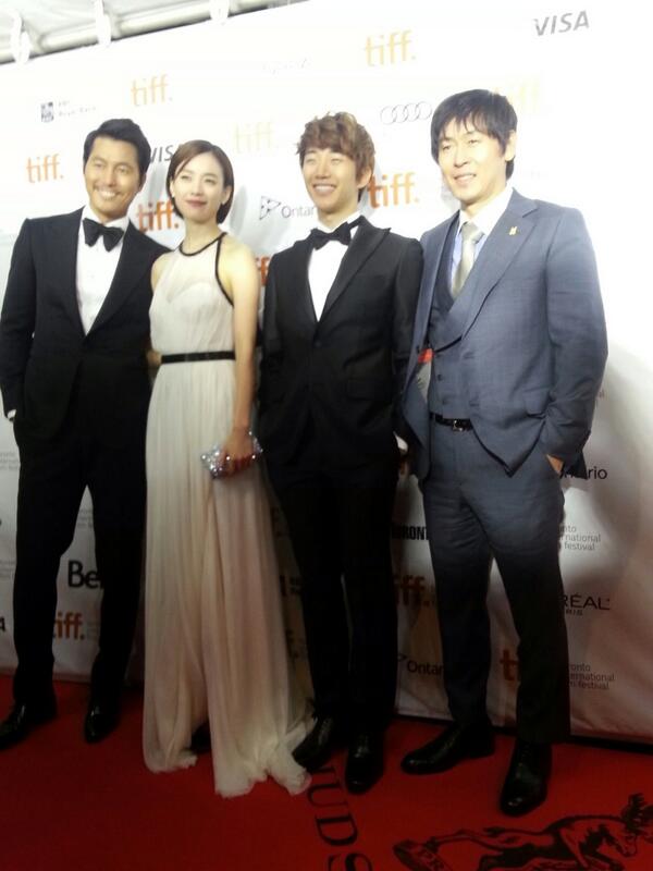 coldeyes2013's tweet photo. 4대 영화제로 손꼽히는 토론토국제영화제의 갈라 프레젠테이션 섹션에 공식 초청된 자랑스런 <감시자들>! 해외팬들의 뜨거운 관심과 폭발적 호응 속에 진행된 레드카펫 현장을 공개합니다! http://t.co/5CbJJ4WJ7j