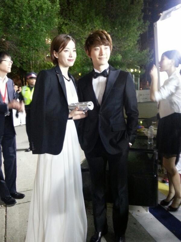 coldeyes2013's tweet photo. <감시자들> 토론토국제영화제★ 현지에서 빛나는 외모를 자랑하시는 <감시자들>의 훈남훈녀 한효주 &amp; 이준호! 꽃돼지 화이팅! 다람쥐 화이팅! http://t.co/TGXYEdR0iu