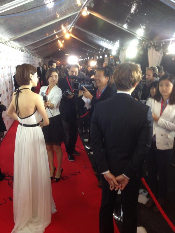 coldeyes2013's tweet photo. <감시자들> 토론토국제영화제★ 현지 취재진들의 높은 관심이 느껴지시나요? 토론토영화제 중 가장 추운 날씨에도 불구 가장 많은 사람들이 모였습니다. 감시자들을 쫓는 토론토의 천개의 눈! http://t.co/bXe7yJAON0