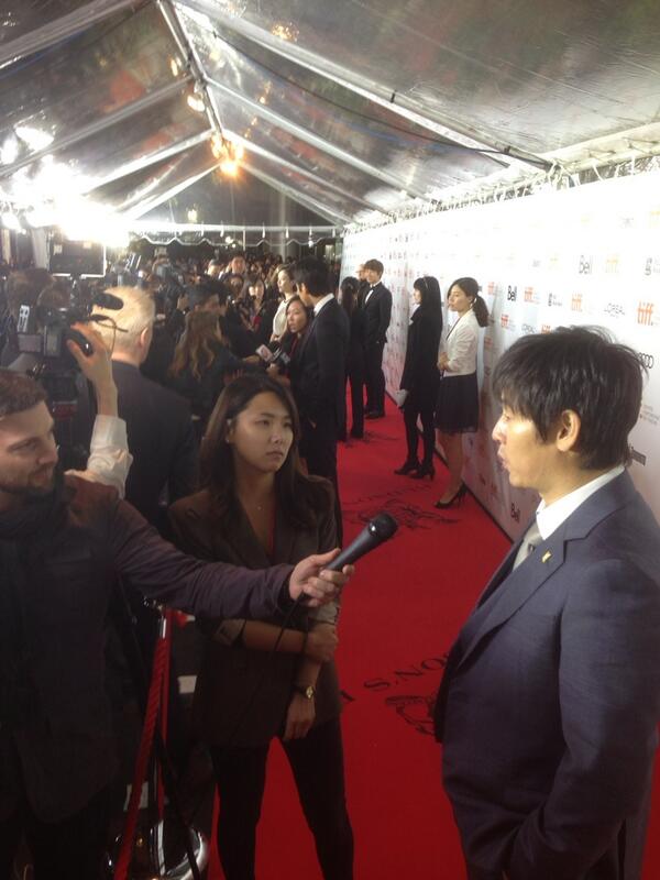 coldeyes2013's tweet photo. <감시자들> 토론토국제영화제★  절대적인 환호속에 성황리 진행된 감시팀의 레드카펫! 주역들을 보러온 수많은 팬들의 안전을 위해 현지에서 경호원을 추가 증원했다는 놀랍고도 훈훈한 소식! http://t.co/diqquyVRYC