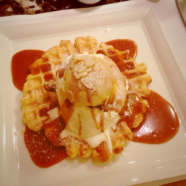 cakepic_bot's tweet photo. キャラメルパンケーキ http://t.co/0U4OmYvnbM