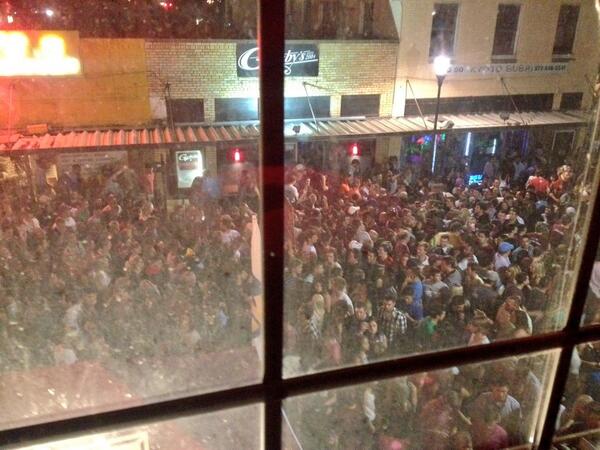 michelleeeejh's tweet image. LOL at everyone stuck outside Hookah #VIPsection