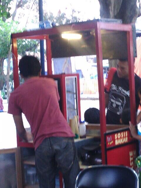 kedai_69's tweet photo. Kini hadir di kampus UMK dalam event jambore VW http://t.co/37YiZBHipw