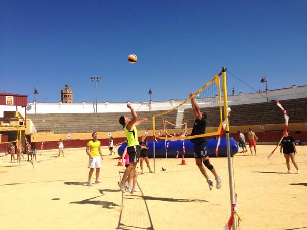 ClubVoleibolZGZ's tweet photo. Finalizado el partido Los sabrosones VS coronitas (21-16) http://t.co/eWRaGwad1u