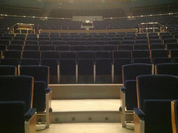 PFCantabria's tweet photo. Ya está todo listo... Sólo faltas tu. En una horita comenzamos el espectáculo de @Carlos_Latre #YWSID #PFCantabria http://t.co/ibaErJsPjc