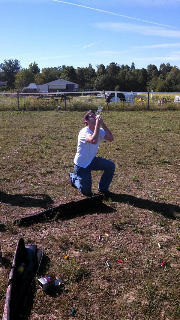 hershey7908's tweet photo. Got bob pretty good while shooting. Chris handed him a half empty box of shells with a surprise #ice http://t.co/wiuMedFRxc