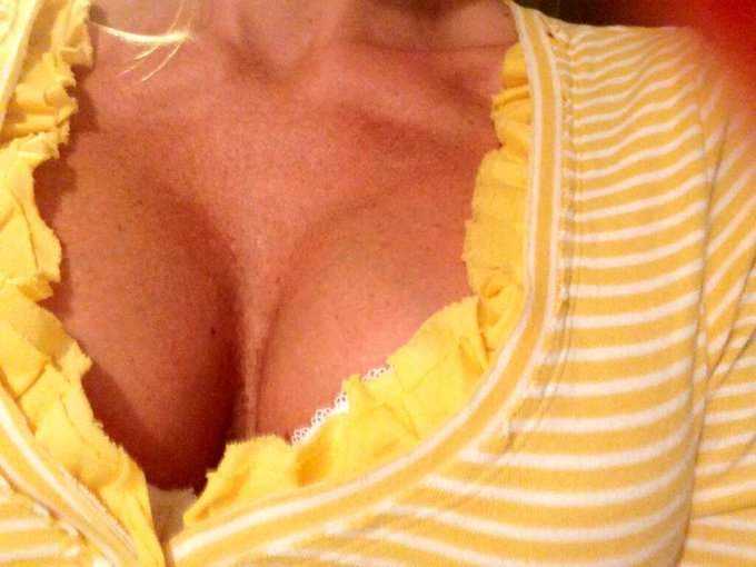 Tits of Saturday http://t.co/nG6xz9Pl7i<a href="/tag/footfetish"class="tags"><span>#footfetish</span></a><a href="/tag/milf"class="tags"><span>#milf</span></a><a href="/tag/paintedtoes"class="tags"><span>#paintedtoes</span></a>