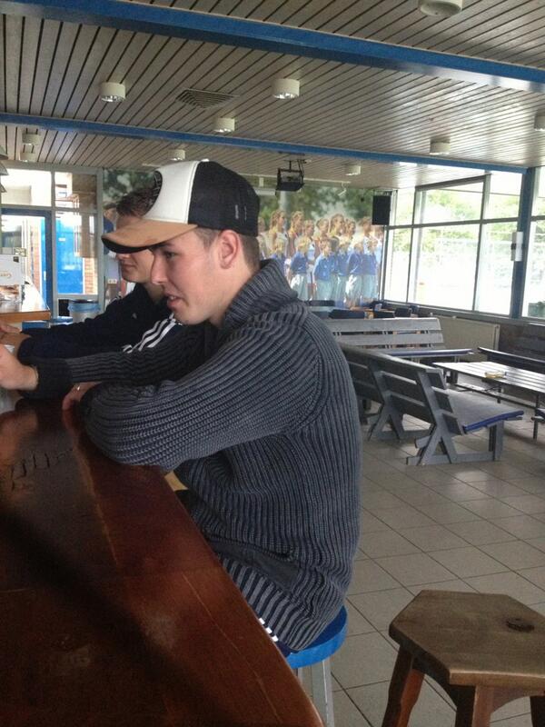 BeuningenJA1's tweet photo. We zitten weer zonder bier!!!! http://t.co/FhIIkIDJ4M