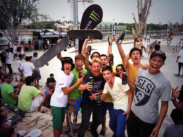 MonsterEnergyES's tweet photo. La gente se vuelve loca en el #vansshopriot de #Pla con #MonsterEnergyES http://t.co/venAaSs1I0