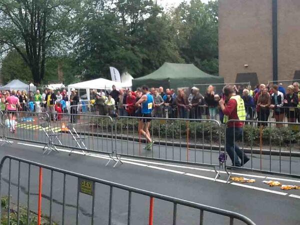 Binnenkomst van Nathan Senner voor winnaar Runnersworld van de estafette 10x10km  #run2013