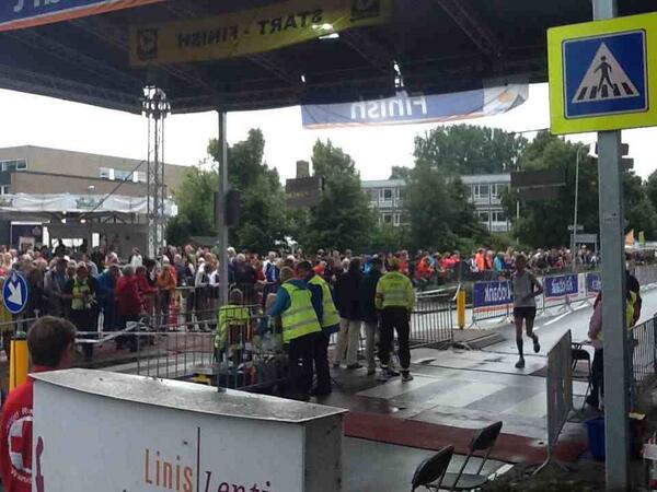 De zon probeert door te breken en het wordt drukker aan de finish #run2013 volg het op <a href="/rtvblauwestad/">RTV Blauwestad-fan</a> of op 105.8fm