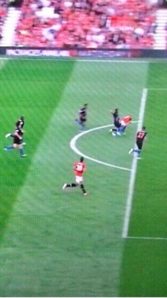 Some refs need to understand the rules of football.How's this a penalty and sending off?#cpfc #ManchesterUnited #fa