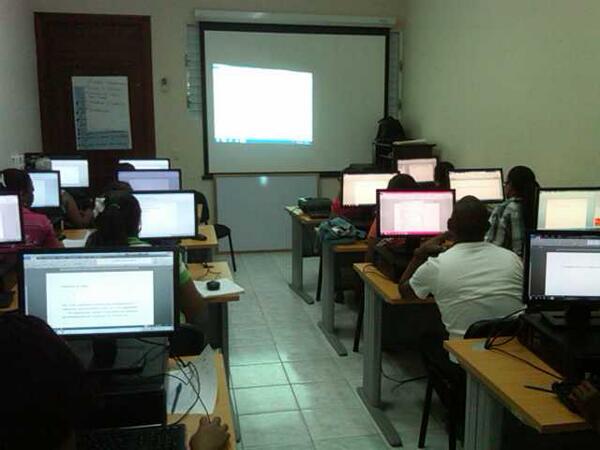 CTCVillaMella's tweet photo. Enfermera se capacitan en alfabetizacion digital y el sistema de vacunacion. @CTCRD  @ViceRDo @margaritacdf http://t.co/VaqBnAZvmc