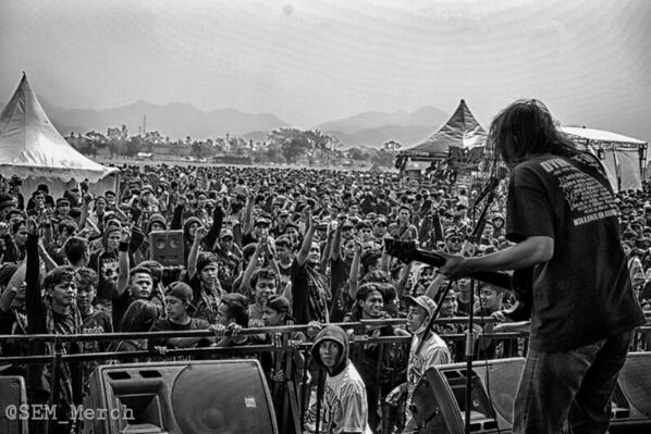 <a href="/Totalbusukband/">Total Busuk DM</a> performance, Hellprint United Day III, Bandung, 8 September silam