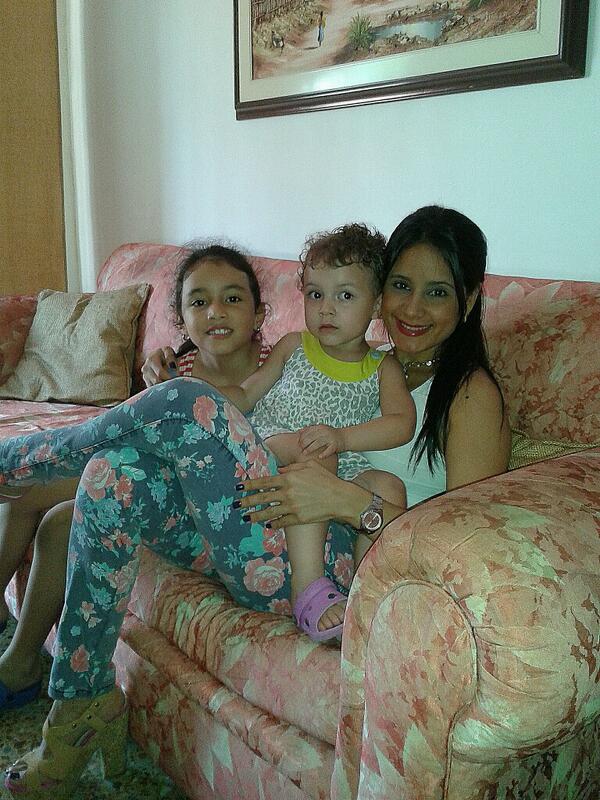 alejadavidde's tweet photo. Mis dos hermosas princesas! http://t.co/OqeK1BG5i3