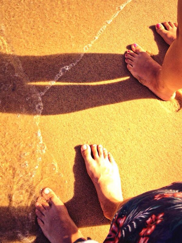 j3dyu's tweet photo. Relaxing with @EllieL0u Our feet in sea and the sun on our backs :) http://t.co/iQxMhvTDwC