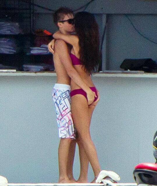 FotoMesra's tweet photo. tangan justin kayanya mau ngobel tuh *eh #FotoMesra http://t.co/ebJVq89qr2
