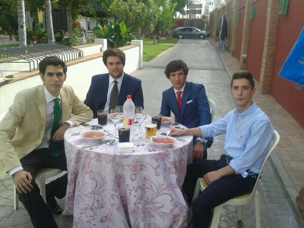 CalleReal_RS's tweet photo. De boda en málaga!!! Y esta noche en piano bar como toda la novena para rematarla!! http://t.co/IzULTNOeJc