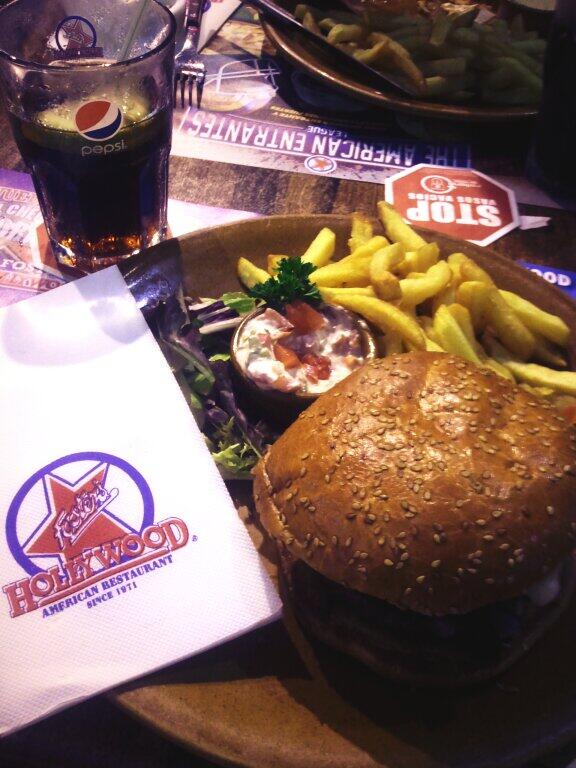 carmencobo's tweet photo. Tienes hambre de Foster's? Como ns vamos a poneeer! @M_Vera89 http://t.co/n8aNaDX6Du