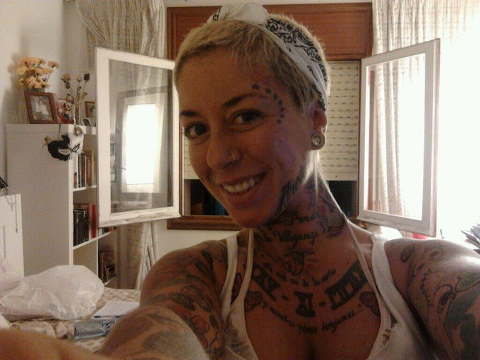 feliz sabado! pasadlo en grande esta noxe!! yo lo voy hacer, seeee adivertirse que la vida son dos dias