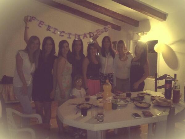 rociofm_'s tweet photo. Sorpreson q me han dao mis niñass!!!lo bueno se ace sperar y asi ess :) #oskieromaass celebrndo mi cumple al completo http://t.co/HlsrngyVYn