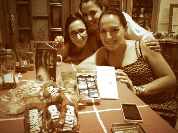 elabas23's tweet photo. LINDTvsPANRICO @Lolailo_16 @Alunbe @sandritamarcaba  #estapasando #nosinchocolate http://t.co/EbCrm3ACfN