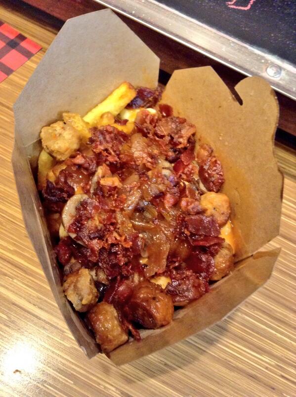 gwinoo's tweet image. And the road to obesity continues ##smokespoutine