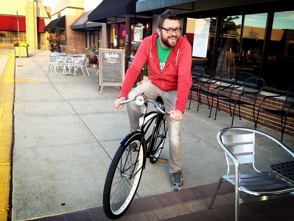 RutledgeWood's tweet photo. Met a really cool #TopGear @HISTORY fan at dinner &amp; he let me ride his super sweet '63 Schwinn! Thanks man! http://t.co/e7uFrX60Xd
