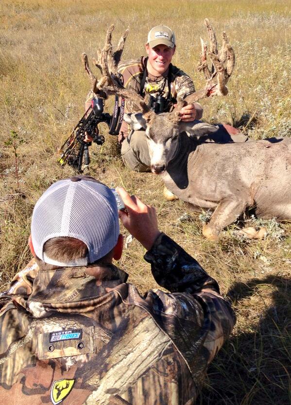 C_KROBBINS's tweet photo. Team Live 2 Hunt's 1st Mulie of 2013 finally hit the dirt!! Perfect shot at 40 yards! @BowTechArchery http://t.co/1VfCaMdSW0