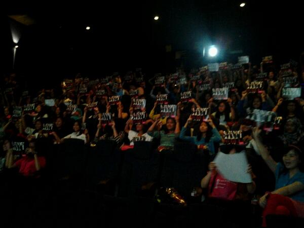 Pamer foto 1D berukuran besar yg dibagikan di Nobar GADIS &amp; Rexona Teens Eksis Abis. Yeayyy!