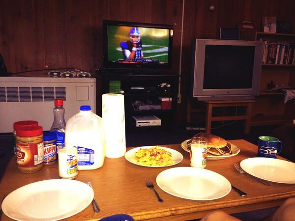 kylew242's tweet photo. @1JSNewby Perfect Saturday morning.
#pancakesandfootball http://t.co/7lxLMCR6QI